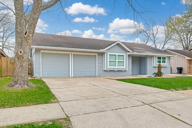 Building Photo - 5330 Hialeah Dr