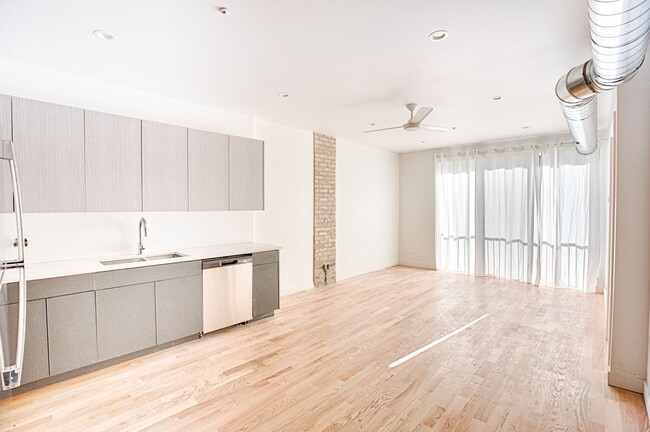 Building Photo - Amazing 2 Bed/2 Bath Apartment in prime Li...