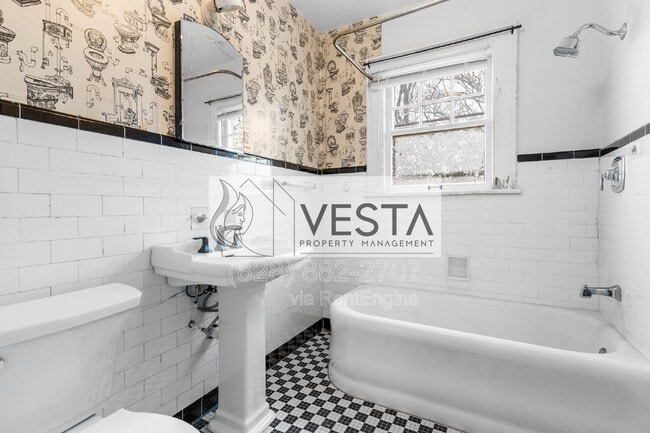 Building Photo - 68 Maple St