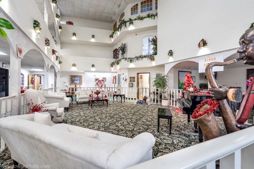 Lobby - 3305 Sunset Ave