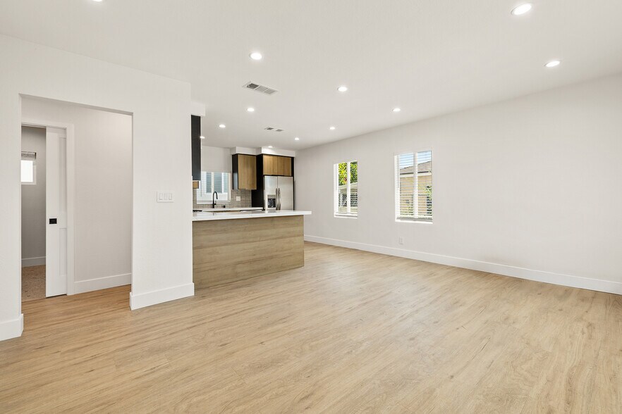 Building Photo - 7836 Claybeck Ave