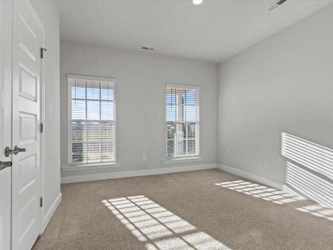 Building Photo - Like-new, modern end-unit townhome located in the desirable Clift’s Farm community in Madison