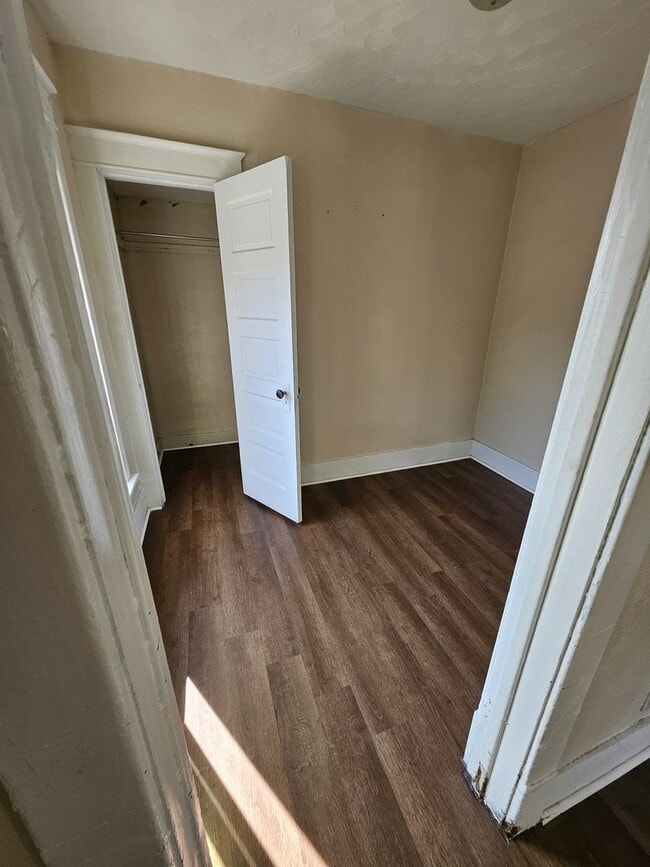 Building Photo - Upper 3 bedroom unit