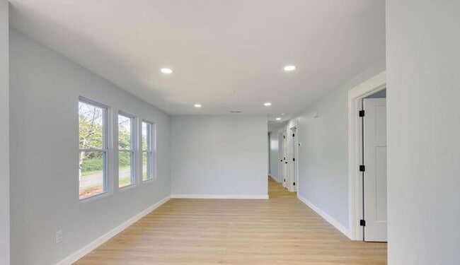 Building Photo - Stunningly Renovated 3BD/1BA Single Family...