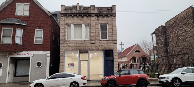 Building Photo - 2911 W Belmont Ave