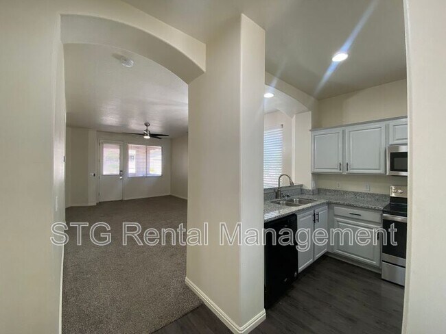 Building Photo - 3427 E Sweetwater Springs Dr