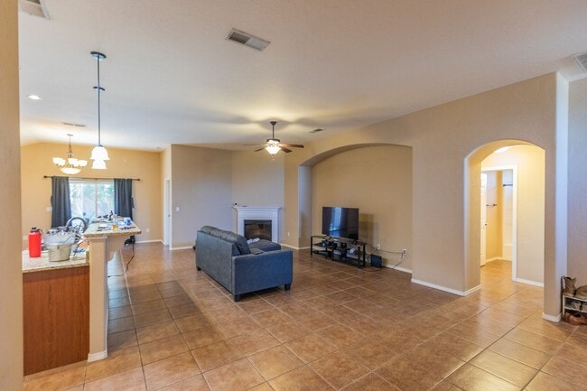 Building Photo - Spacious 4 Bedroom Home