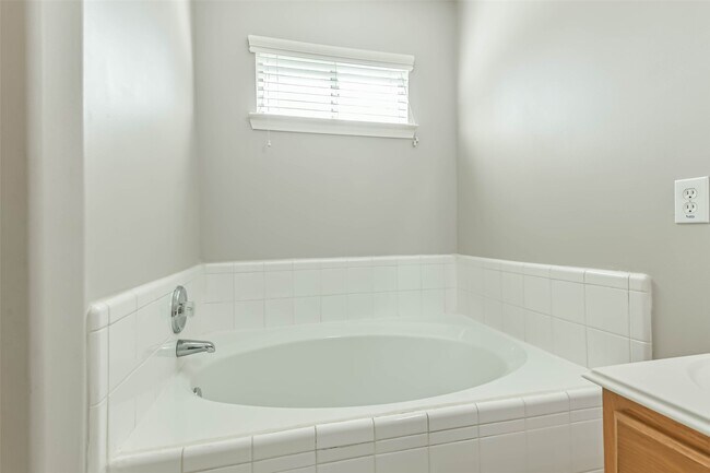 Building Photo - 13831 Hillingdale Ln