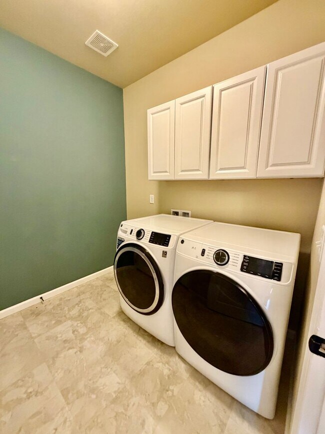 Building Photo - Renovated Milliken Home!