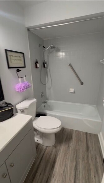 Building Photo - 635 Queens Cir