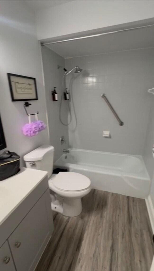 Building Photo - 635 Queens Cir