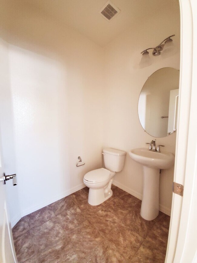 Building Photo - 3 BEDROOM HOME WITH ROOFTOP DECK! STRIP VIEWS!