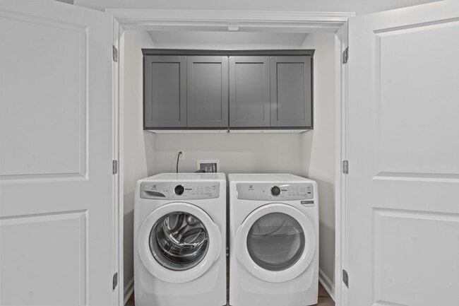 Building Photo - Beautiful 3 Bedroom 2.5 Bath Townhome in East Main Meadows