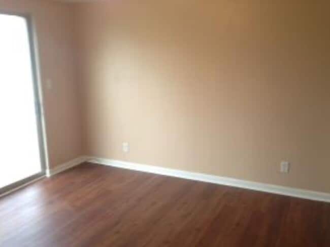 Building Photo - Charming 2 Bdrm/1.5 Bath Townhouse in South Hills