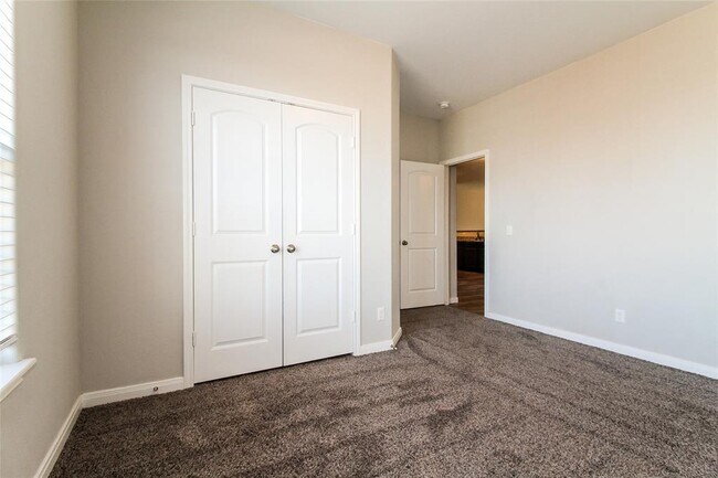 Building Photo - 320 E Georgia Terrace