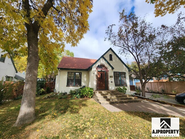 Building Photo - Charming 3/2 near McKennan Park