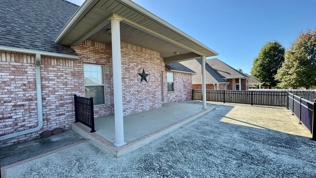 Building Photo - Spacious Stonegate Retreat with Home Office & Outdoor Living