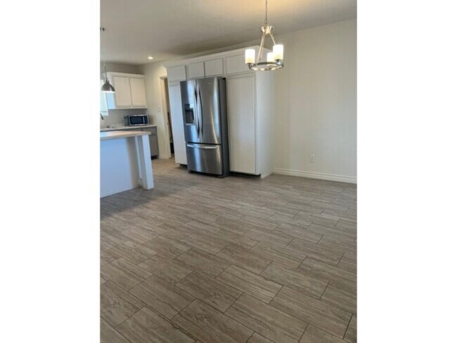 Building Photo - 3 bedroom 2 bathroom newly remodeled