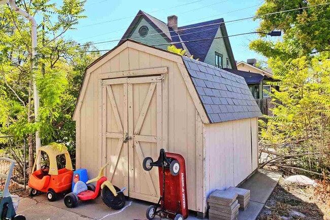 Building Photo - 825 N 7th St