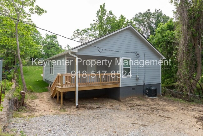Building Photo - 4 Bedroom 2 Bath + Updated