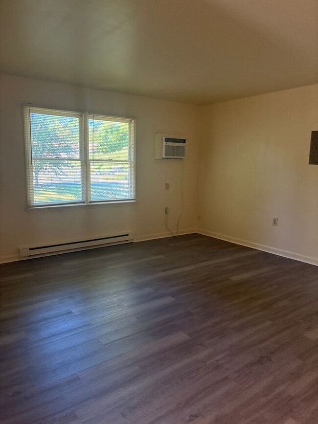 Building Photo - Bright & Spacious 2BR Top-Floor Apartment ...