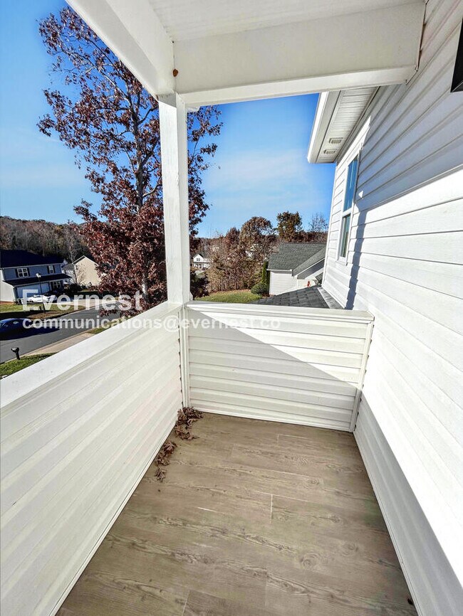 Building Photo - 1372 Robins Nest Drive