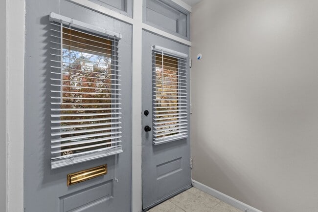 Building Photo - Modern Spacious  2 Bed  and 1.5  Bath Cond...