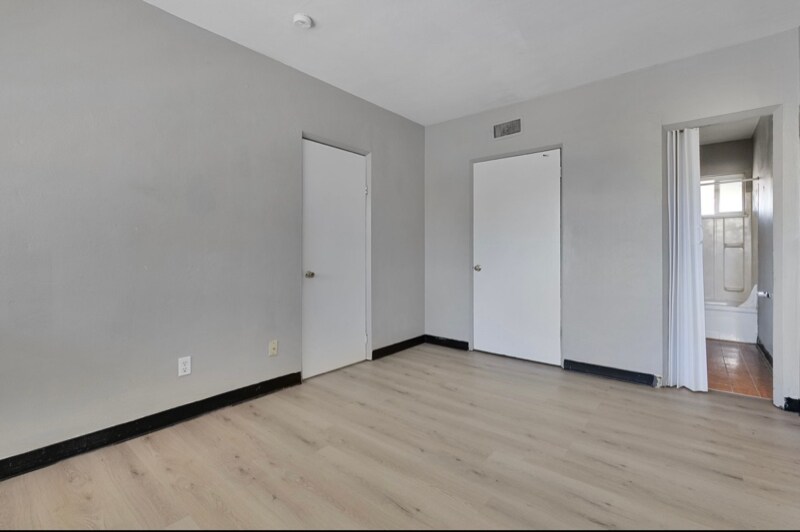 Building Photo - 474 1/2 E Norwich Ave