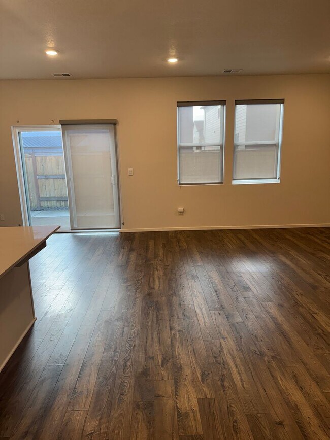 Building Photo - 4 Bedroom, 2.5 bath, newer home in desirable location!!