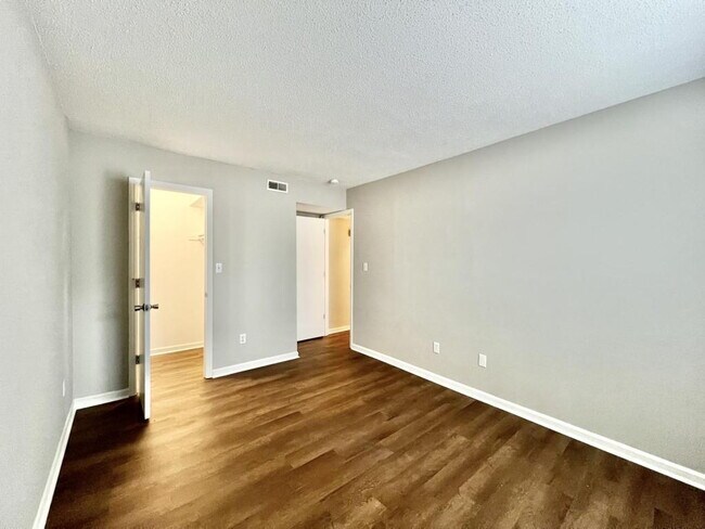 Building Photo - 3 BEDROOM CONDO IN TERRIFIC LOCATION!