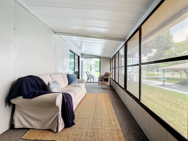 Building Photo - Gorgeous fully remodeled 2-Bedroom, 2 Bath...