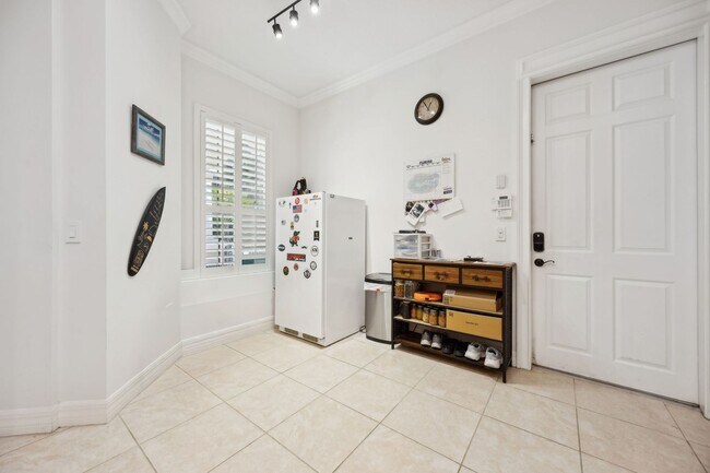 Building Photo - WALK TO THE BEACH!