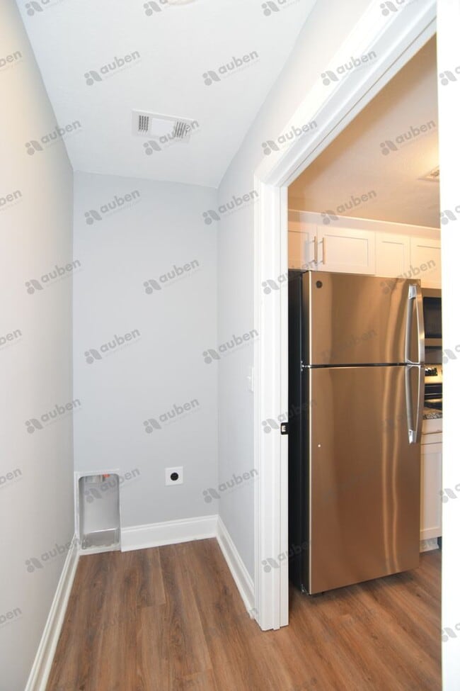 Building Photo - Like new 3 bed/3 bath single-family home f...