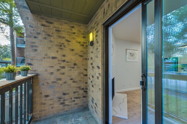 Building Photo - 8888 Tallwood Dr