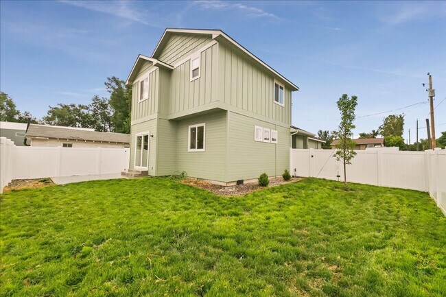 Building Photo - Spacious 3 Bed, 2.5 Bath Rental in Homedal...