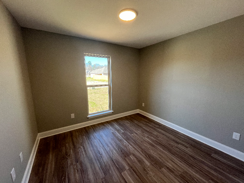 Building Photo - 541 Silver Hill Dr