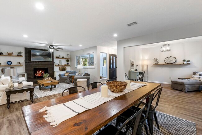 Building Photo - 623 Hickory Ridge Dr