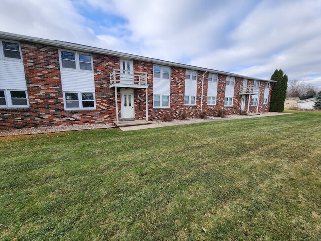 Building Photo - Updated Lower Level Apartment, Kaukauna