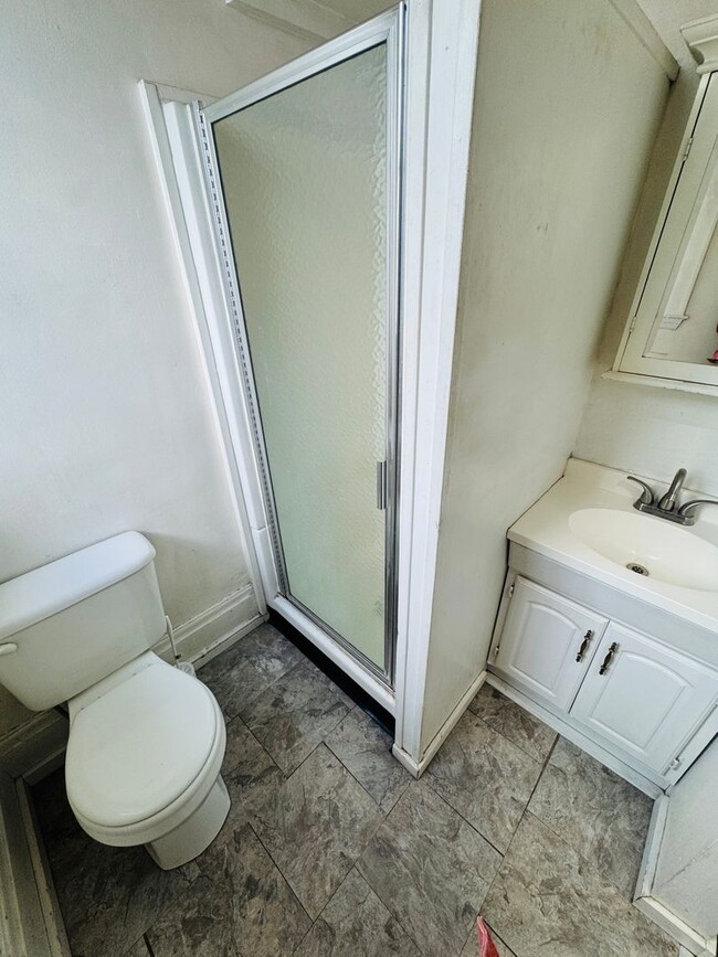 Building Photo - STUDIO APARTMENT WITH HEAT INCLUDED AVAILABLE NOW!