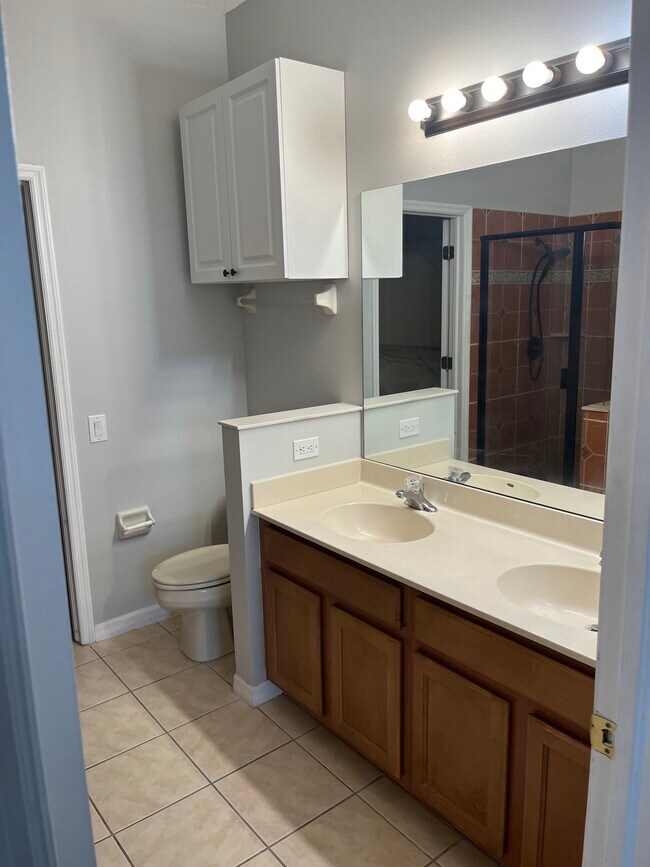 master bath - 1018 Bella Vista Dr NE