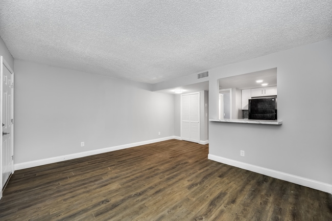 ASA Dining 1x1.jpg - Armature Square Apartments