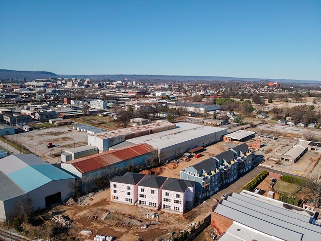 Building Photo - Modern 4 Bedroom Townhome in Southside Chattanooga