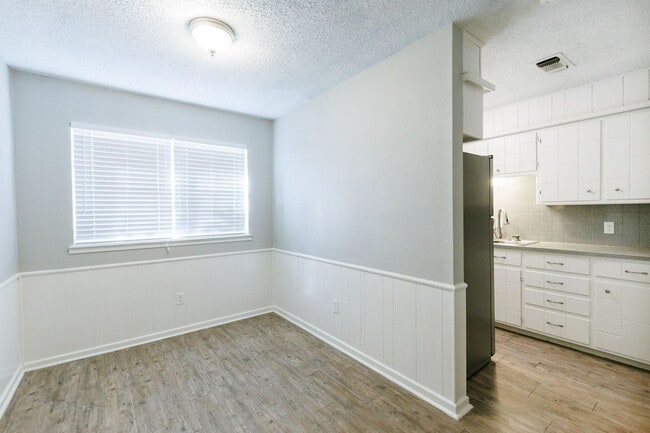 Building Photo - 3 Bedroom with 2 living rooms