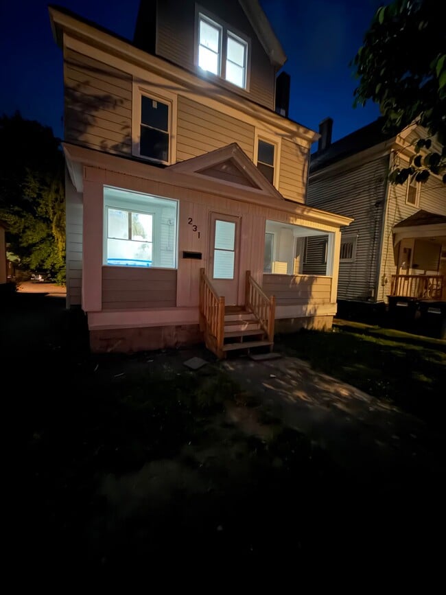 Building Photo - 231 Primrose Ave
