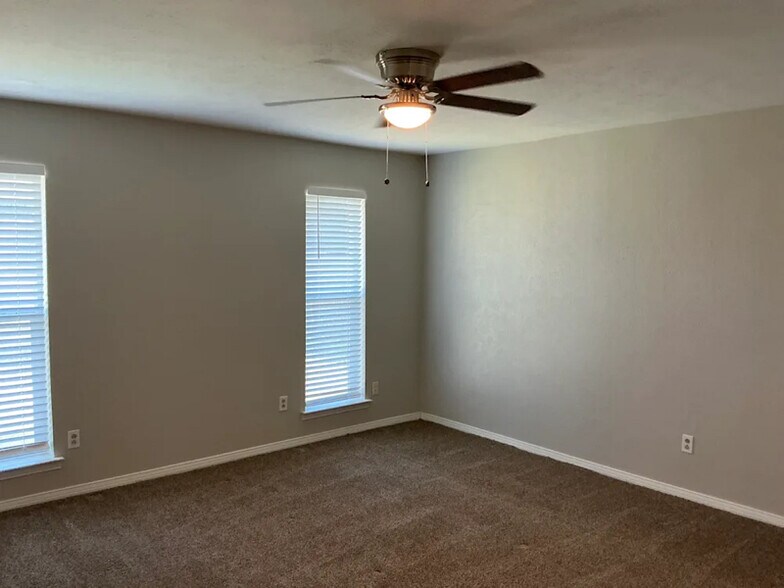 Building Photo - 1706 Surrey Ct