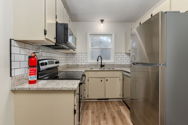 Building Photo - Newly renovated unit close to I-77 and I-20