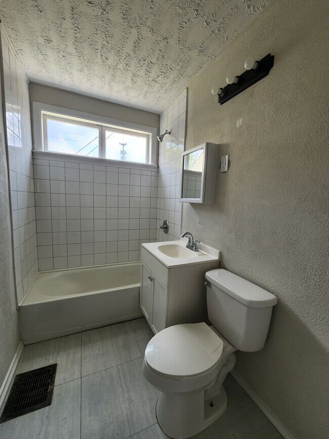 Building Photo - Beautifully Updated 2BR Home w/ Modern Finishes & Basement – South Linden