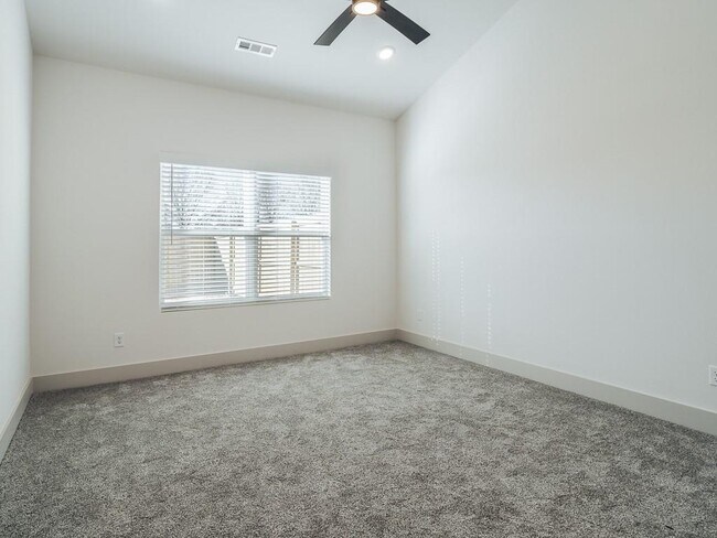 Building Photo - 657 Sun Meadow Dr
