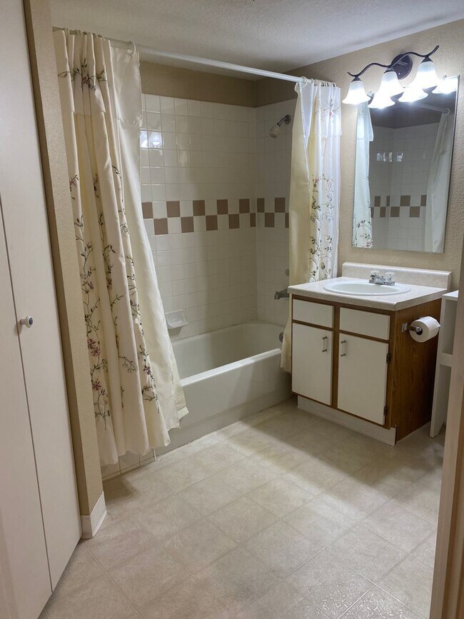 Building Photo - $1700/Mos 1 Bed 1 Bath Lower Level Condo i...