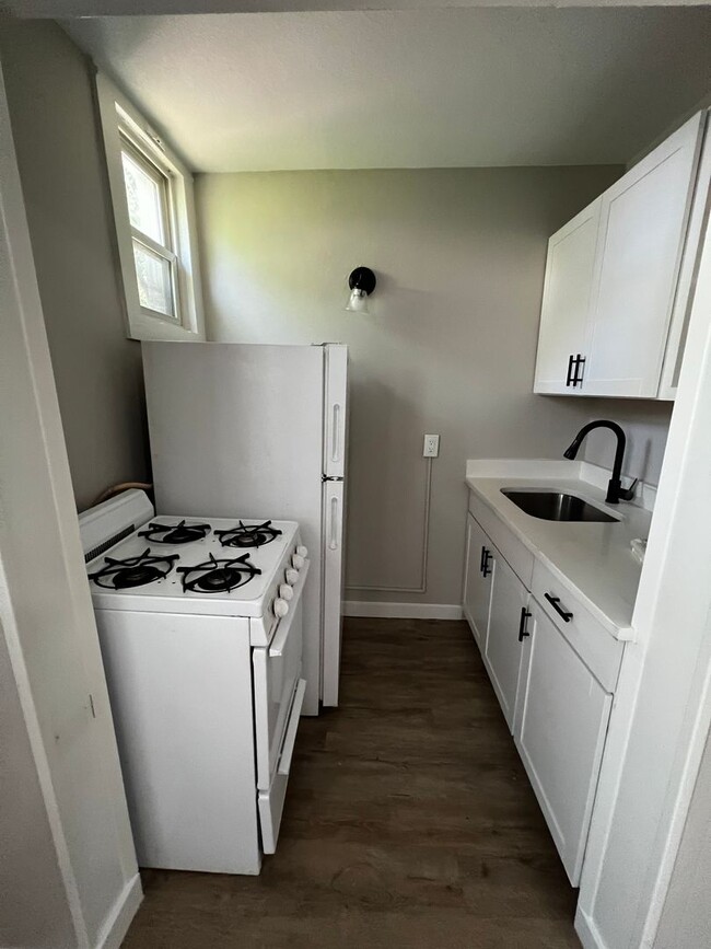 Building Photo - Main Level 1 Bed, 1 Bath Apartment in Old ...